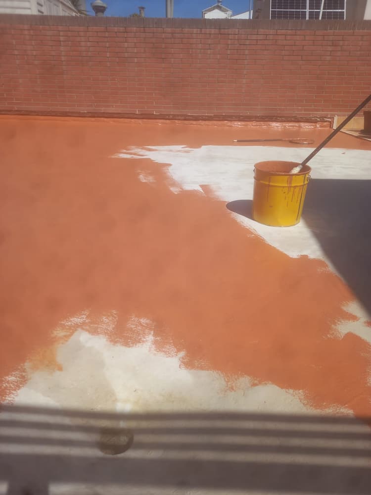 Aplicación inicial de pintura en el suelo