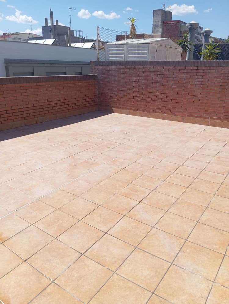 Detalle de impermeabilización de terraza profesional
